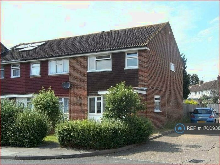 4 Bedroom Semi-Detached House To Rent In Bryant Close, Barnet, EN5