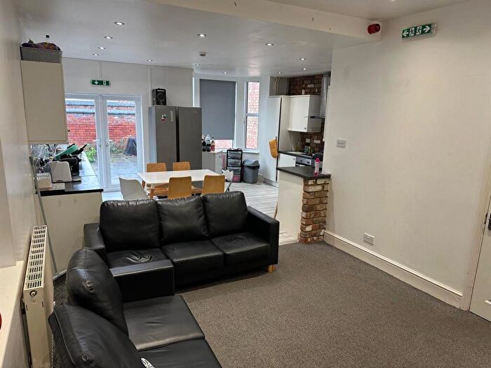 6 Bedroom Semi-Detached House To Rent In **£pppw Excl Bills - Radcliffe Road, West Bridgford, NG2
