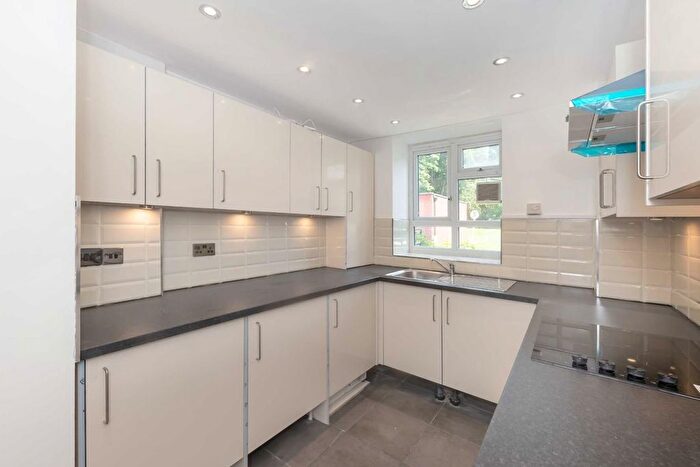3 Bedroom Flat To Rent In Aldrington Road, Streatham, SW16