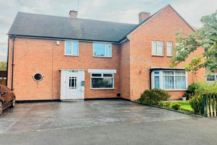 3 Bedroom Semi-Detached House To Rent In Evenlode Road, Solihull, B92
