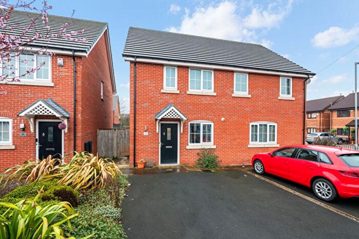 3 Bedroom Semi Detached House For Sale In Kennedy Road, Salford, M5