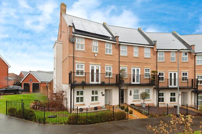 4 Bedroom End Of Terrace House For Sale In School Avenue, Basildon, SS15