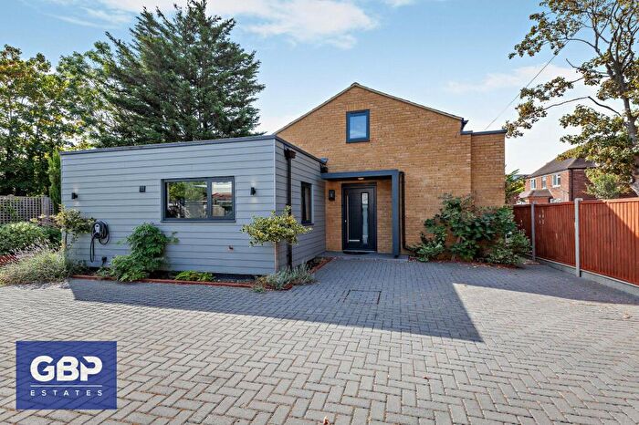 2 Bedroom Detached House For Sale In Brentwood Road, Romford, RM1