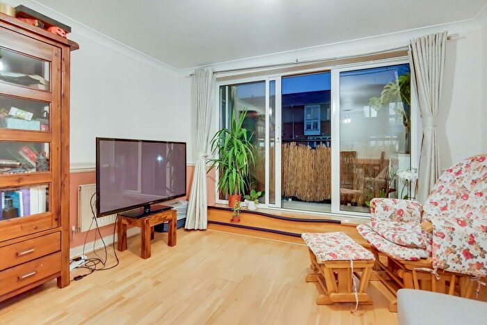 2 Bedroom Flat To Rent In Newport Avenue, Canary Wharf, London, E14