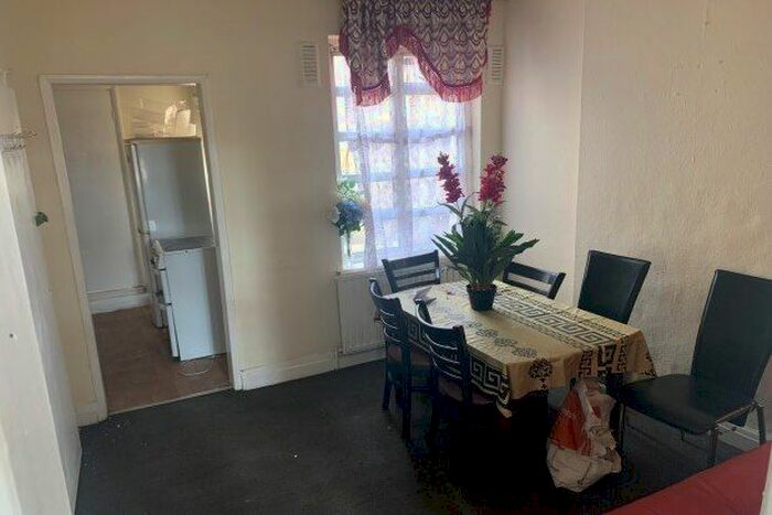 2 Bedroom Flat To Rent In High Road Leyton, London, E10