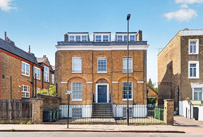 3 Bedroom Flat For Sale In Lansdowne Way, London, SW8