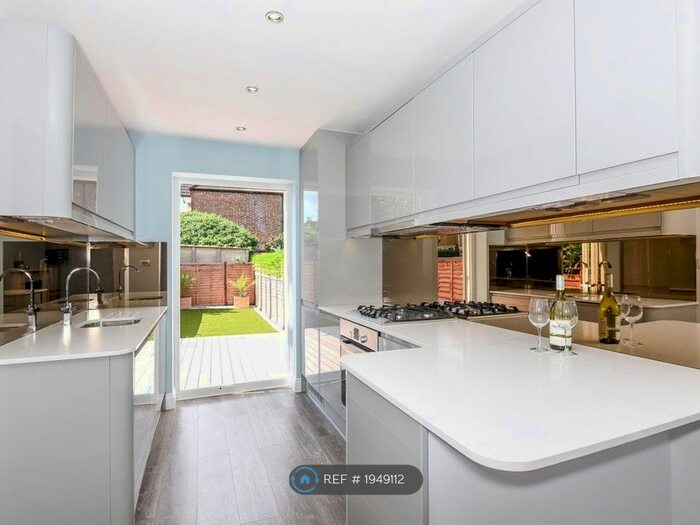 2 Bedroom Maisonette To Rent In Middlesex, Harrow, HA1