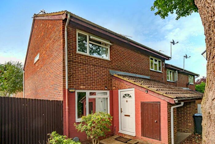 2 Bedroom End Of Terrace House To Rent In Eastmead, Woking, GU21