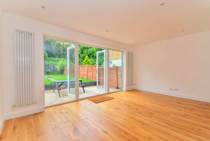 3 Bedroom Property To Rent In Ivydale, Nunhead, London, SE15