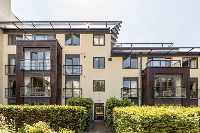 4 Bedroom Terraced House To Rent In Houghton Square, Stockwell, SW9