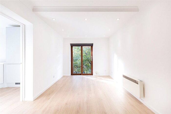 2 Bedroom Flat To Rent In Tinniswood Close, Drayton Park, Highbury, Islington, London, N5