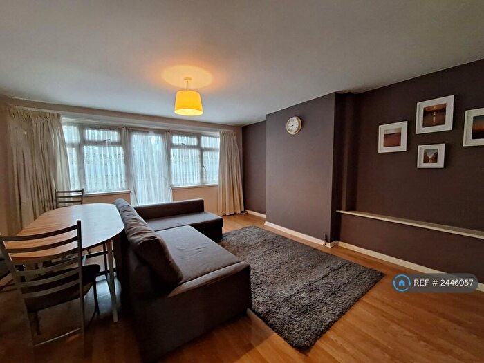3 Bedroom Flat To Rent In Trinity Gardens, London, E16