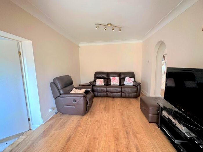 3 Bedroom Detached House To Rent In Oakwood Park Road, London, N14