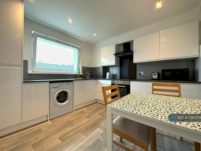 3 Bedroom Flat To Rent In Hailesland Grove, Edinburgh, EH14