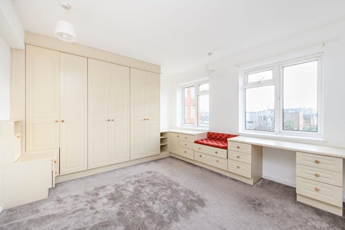 3 Bedroom Flat To Rent In Heathshott, Friars Stile Road, TW10