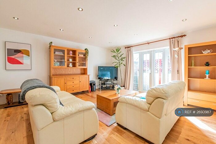 2 Bedroom Flat To Rent In West Ham Lane, Stratford, E15