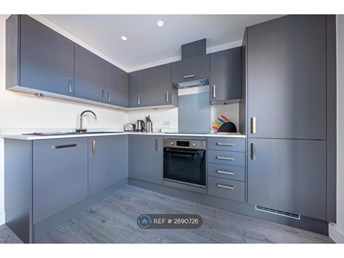 2 Bedroom Flat To Rent In Vivian Court, Hemel Hempstead, HP1