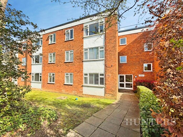 2 Bedroom Flat For Sale In Benhill Wood Road, Sutton, SM1
