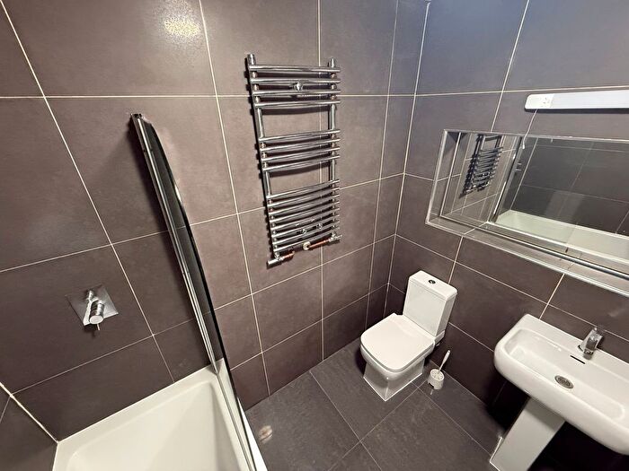 3 Bedroom Flat To Rent In Meyrick Road, London, SW11