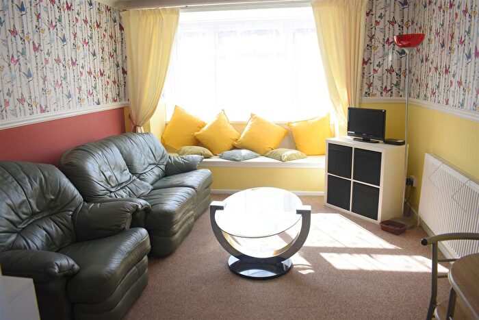 2 Bedroom Flat To Rent In Clive Road (First Floor), Fratton, Portsmouth, PO1