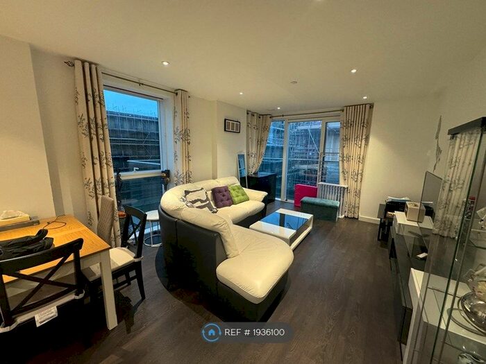 2 Bedroom Flat To Rent In Skyline Apartments, London, N4