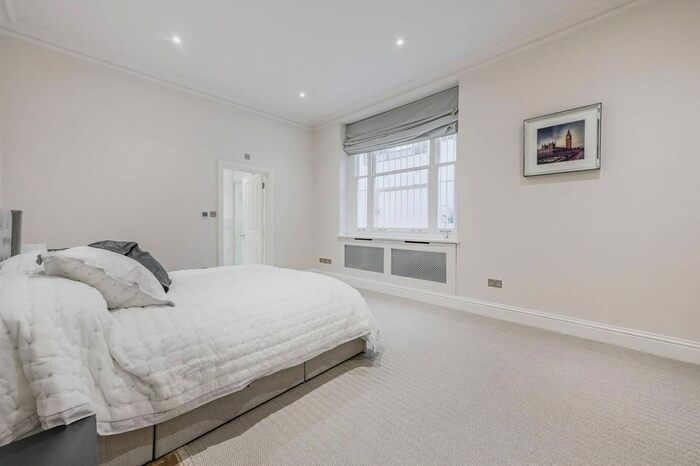 2 Bedroom Maisonette To Rent In Bladon Lodge, South Kensington, London, SW5