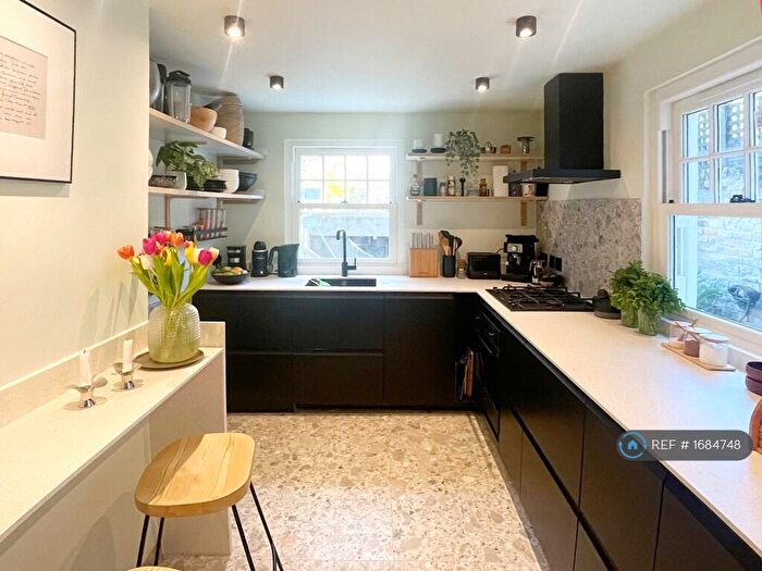 3 Bedroom Maisonette To Rent In Poole Road, London, E9