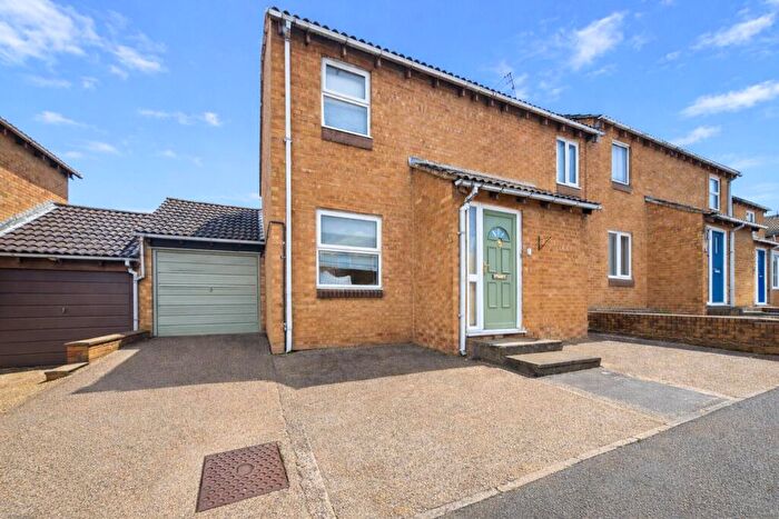 2 Bedroom End Of Terrace House For Sale In Midwinter Close, Tilehurst, Reading, Berkshire, RG30