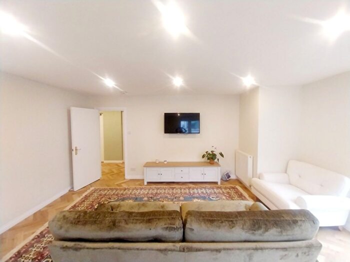 2 Bedroom Flat To Rent In Huntingdon Place, Edinburgh, EH7