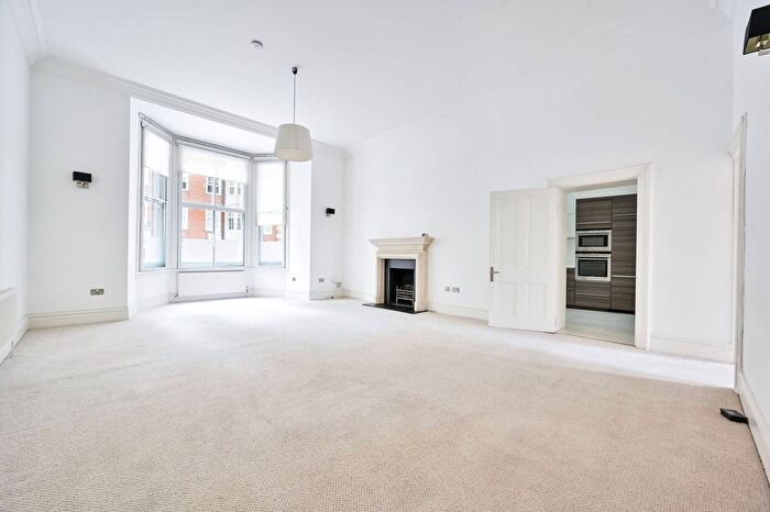 3 Bedroom Flat To Rent In Old Brompton Road, South Kensington, London, SW5
