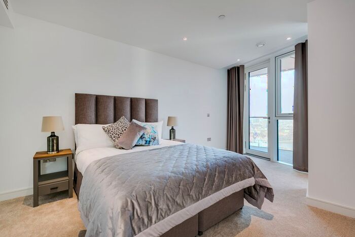 3 Bedroom Flat To Rent In Wandsworth Road, London, SW8