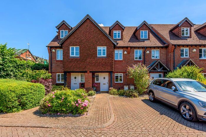 3 Bedroom Town House To Rent In High Street, Edenbridge, TN8