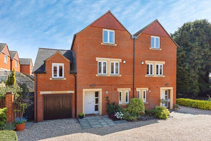 4 Bedroom Semi Detached House For Sale In Anstey Road, Alton, Hampshire, GU34