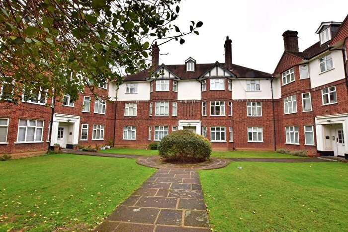 2 Bedroom Flat To Rent In Old Park Road, Palmers Green, N13