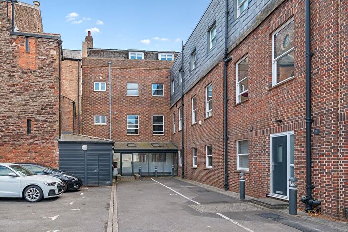 2 Bedroom Flat For Sale In The Crescent, Taunton, TA1