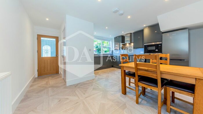 3 Bedroom Terraced House To Rent In Mackenzie Road, Islington, London, N7