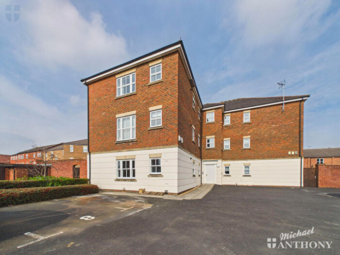 2 Bedroom Apartment For Sale In Kingsgate, Aylesbury, HP19