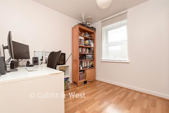 2 Bedroom Flat For Sale In Croydon Road, Caterham, Surrey, CR3