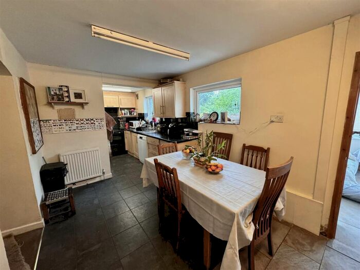 4 Bedroom Detached House For Sale In Glynhir Road, Llandybie, Ammanford, SA18