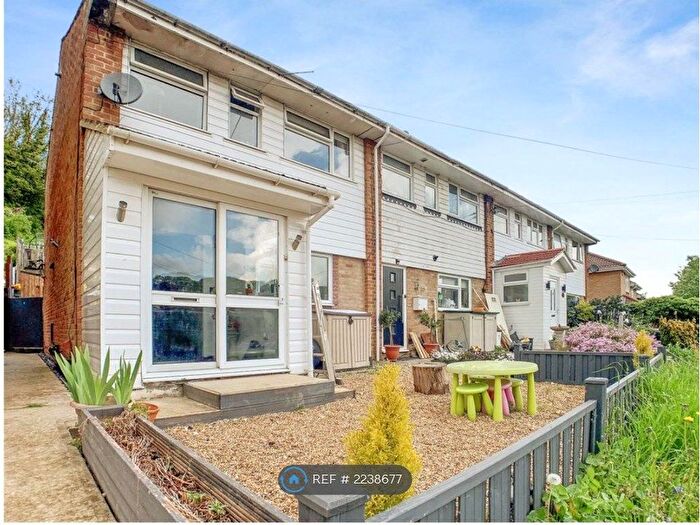 3 Bedroom End Of Terrace House To Rent In Princes Avenue, Chatham, ME5