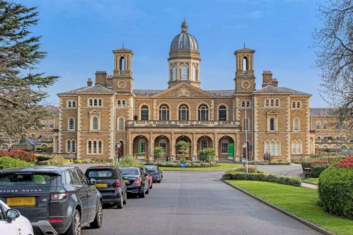 2 Bedroom Flat To Rent In Royal Drive, London, N11