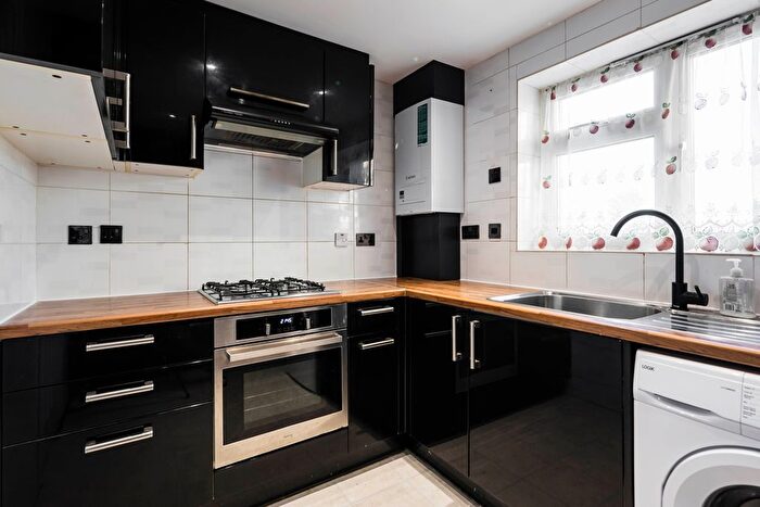 3 Bedroom Flat To Rent In Lower Fosters New Brent Street, London, NW4