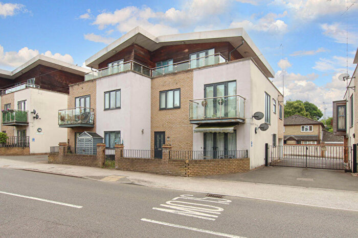 2 Bedroom Flat For Sale In St. Albans Hill, Hemel Hempstead, HP3