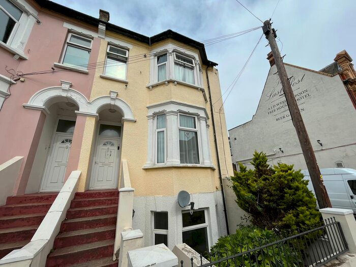 2 Bedroom Flat To Rent In Weston Road, Southend-On-Sea, SS1