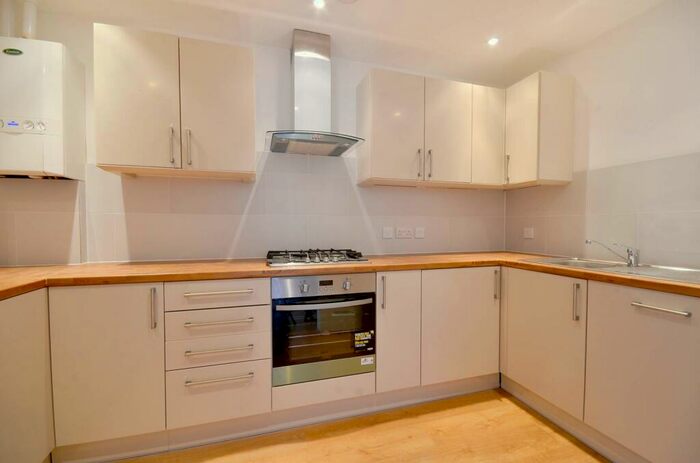 2 Bedroom Flat To Rent In High Road, Wood Green, London, N22