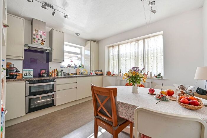 2 Bedroom Flat To Rent In Roseleigh Close, St Margarets, Twickenham, TW1