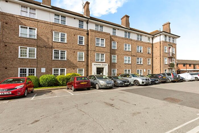 2 Bedroom Flat For Sale In Bishopric Court, Horsham, RH12