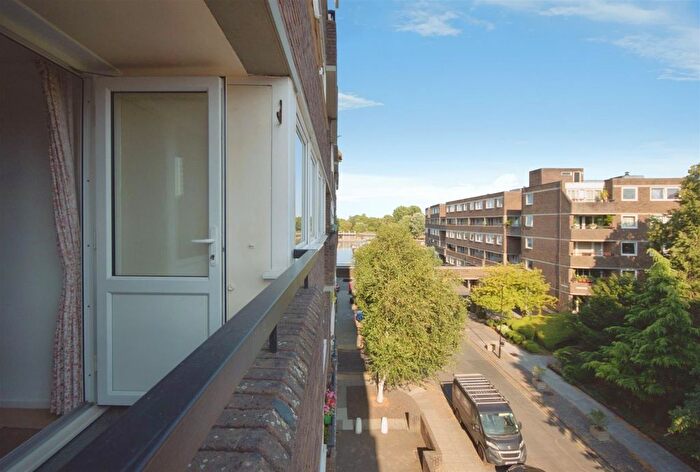 2 Bedroom Flat To Rent In Justin Close, Brentford, TW8
