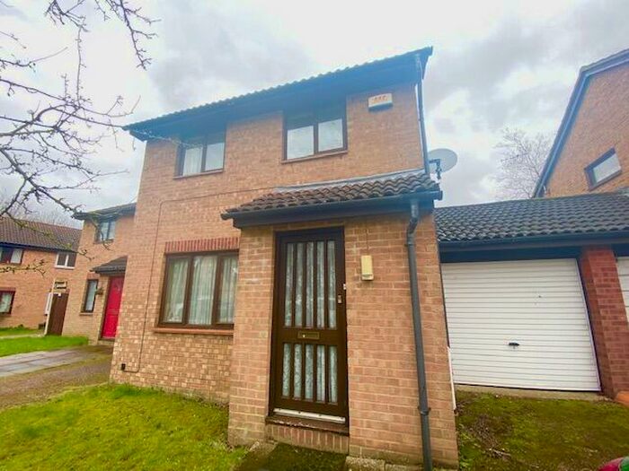 3 Bedroom House To Rent In Brayton Court, Shenley Lodge, Milton Keynes, MK5