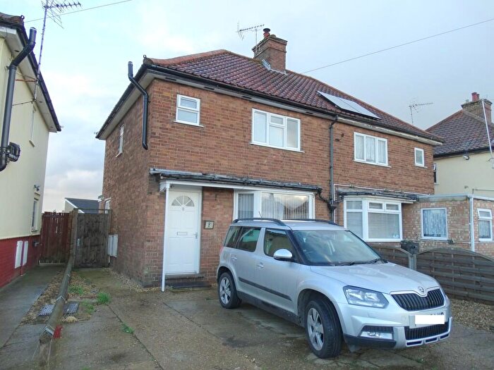 3 Bedroom Semi-Detached House To Rent In Burnsfield Estate, Chatteris, Cambs., PE16